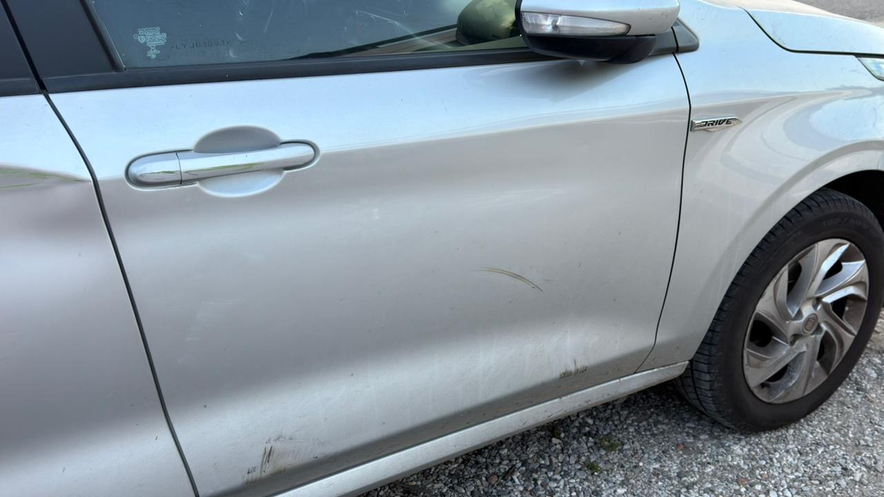 Chocó a otro auto en el acceso a Funes y luego huyó por la Autopista: lo buscan por un particular detalle